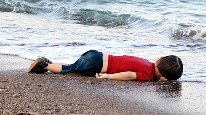 Flüchtlinge: Toter Junge von Bodrum - Ein Foto geht um die Welt. Für Aylan Kurdi endete die Flucht aus Syrien vor dem IS tödlich. (Quelle: Reuters/Nilufer Demir/DHA)