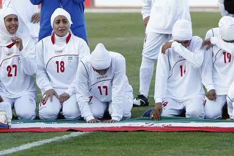 Iranische Fussballerinnen in 'korrekter' Kleidung