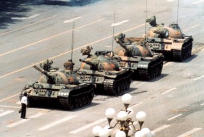 berühmtes Bild des Mannes, der den chinesischen Panzern im Weg steht.