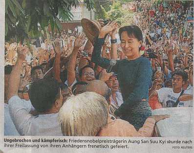 Szene einer Feier nach Freilassung von Aung San Suu Kyi