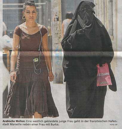 Frauen in Marseille: Eine in westlicher Kleidung, eine in Burka
