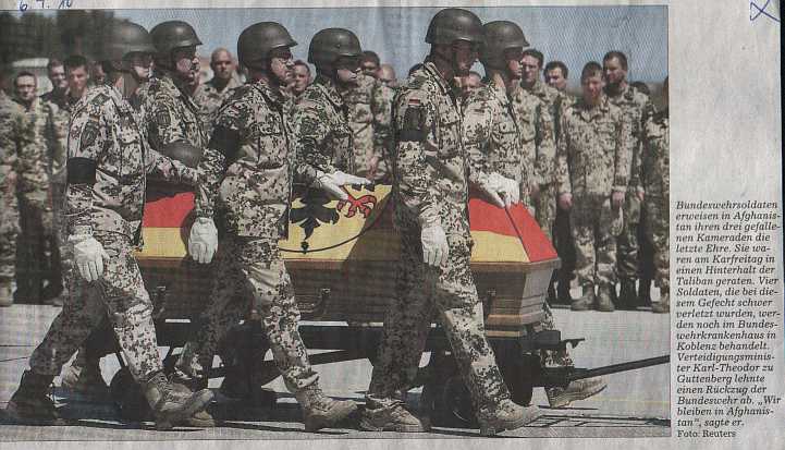 Bild eines Sarges eines deutschen Soldaten vmtl nach seiner Ankunft in Deutschland