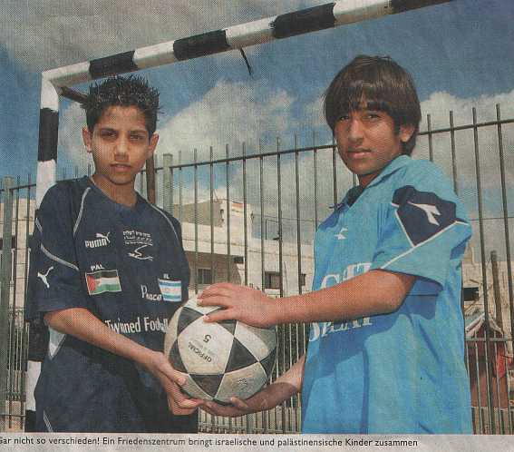 Israelischer und Palestinänsischer Junge beim Fussball